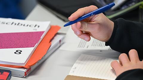 Man m&uuml;sse bei Hausaufgaben und in Pr&uuml;fungen in unteren Klassen die Handschrift fordern, um T&auml;uschung zu verhindern, sagt der DL-Pr&auml;sident. (Symbolbild)