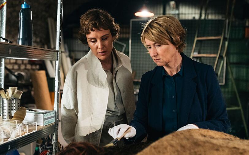 Die Professorin Ursula Scheuner (Corinna Harfouch) begutachtet mit ihrer neuen Assistentin Melanie (Carla Juri) eine illegal geborgene Moorleiche. Die Professorin Ursula Scheuner (Corinna Harfouch) begutachtet mit ihrer neuen Assistentin Melanie (Carla Juri) eine illegal geborgene Moorleiche.