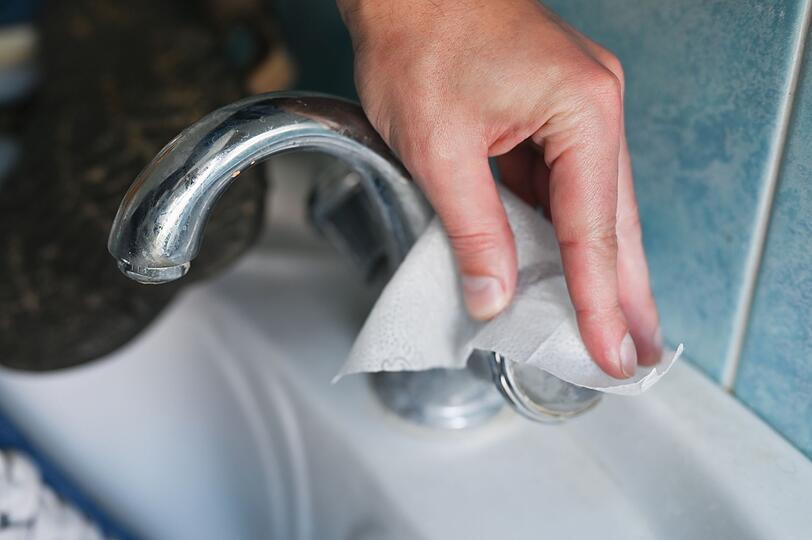 Der einfachste Trick im Kampf gegen Kalkablagerungen ist: Lassen Sie Kalkflecken erst gar nicht entstehen! Wenn Sie den unliebsamen Flecken vorbeugen, müssen Sie sich weniger um die Entfernung Gedanken machen. Mit den folgenden Tipps geben Sie Kalk keine Chance ... Der einfachste Trick im Kampf gegen Kalkablagerungen ist: Lassen Sie Kalkflecken erst gar nicht entstehen! Wenn Sie den unliebsamen Flecken vorbeugen, müssen Sie sich weniger um die Entfernung Gedanken machen. Mit den folgenden Tipps geben Sie Kalk keine Chance ...