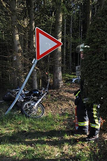 In einer Kurve hat der Zweiradfahrer aus ungeklärten Gründen die Kontrolle über sein Fahrzeug verloren und war gegen einen Baum und anschließend gegen ein Verkehrsschild geprallt. Der Fahrer erlitt schwere Verletzungen am Oberschenkel und musste mit dem Hubschrauber ins Krankenhaus abtransportiert werden.