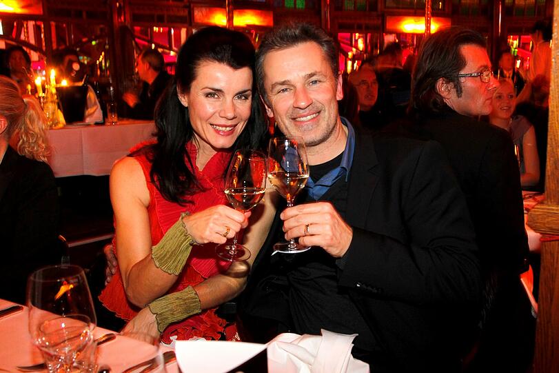 Der Schauspieler Timothy Peach und seine Frau Nicola Tiggeler genießen den Wein.