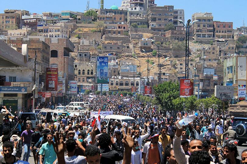 Schiitische Huthi-Rebellen sind bis in den Süden des Jemens marschiert, jetzt greifen Saudi-Arabien und die arabischen Verbündeten mit Kampfjets in den blutigen Konflikt ein - Die Bilder.
