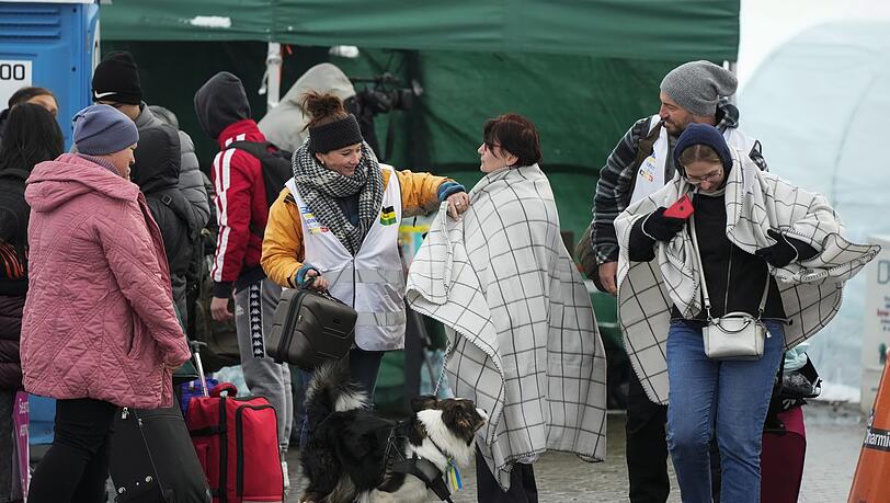 Flüchtlinge mit ihrem Hab und Gut an der polnisch-ukrainischen Grenze.