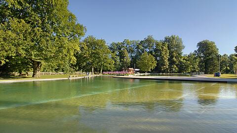 Das Naturfreibad Maria Einsiedel nahe der Hellabrunner Brücke gilt nicht nur wegen seiner Nähe zur Isar als eines der beliebtesten Freibäder in München.