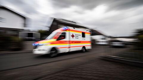 Die Rentnerin konnte erfolgreich reanimiert werden und kam zur weiteren Behandlung in eine Münchner Klinik. (Symbolbild)