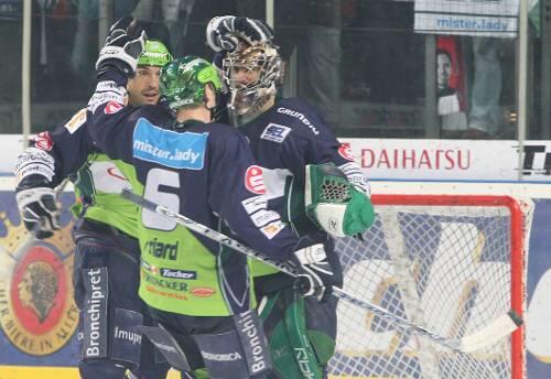 Auf eine starke Defensive kommt es an: Die Tiger-Verteidiger Cole  Jarrett und Michel Periard mit Keeper  Frederic Cassivi (v. links).