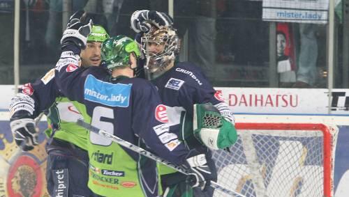Auf eine starke Defensive kommt es an: Die Tiger-Verteidiger Cole Jarrett und Michel Periard mit Keeper Frederic Cassivi (v. links). Auf eine starke Defensive kommt es an: Die Tiger-Verteidiger Cole Jarrett und Michel Periard mit Keeper Frederic Cassivi (v. links).