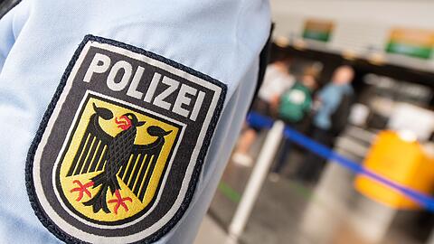 Ziel der Dokumentenpr&uuml;fung ist es, eine unerlaubte Einreise in die Staaten der Europ&auml;ischen Union zu verhindern. (Symbolbild)