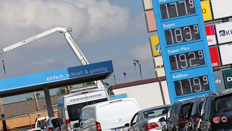 Teilweise kam es an Tankstellen zu Schlangen. Teilweise kam es an Tankstellen zu Schlangen.
