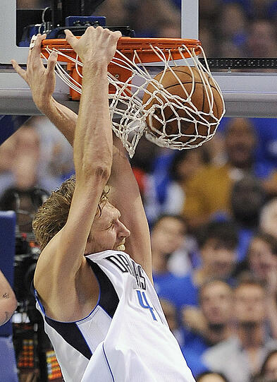 Nur ein Shooter? Nein, auch Nowitzki kann dunken, wenn er will: Hier steigt er zum Korb hoch und versenkt den Ball.