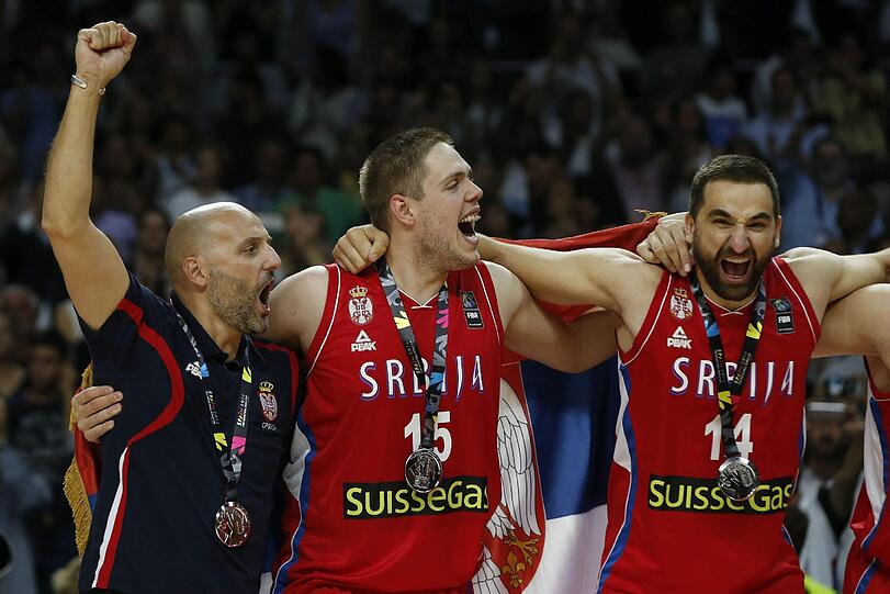 Bayern-Neuzugang Vladimir Stimac (m) mit der Silbermedaille nach dem finalen Spiel gegen die USA beim FIBA Basketball World Cup 2014.