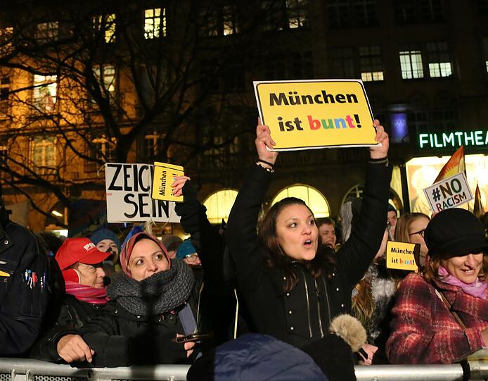 "Tanz gegen den Pegida - Arbeiterfasching": Die Bilder!