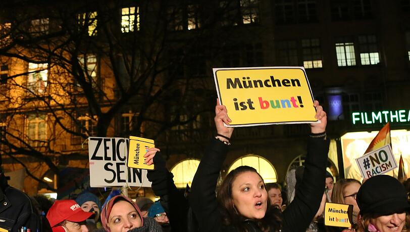 "Tanz gegen den Pegida - Arbeiterfasching": Die Bilder! "Tanz gegen den Pegida - Arbeiterfasching": Die Bilder!