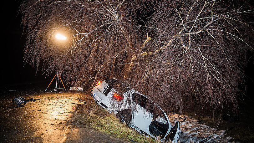 Der Wagen raste gegen einen Baum, entwurzelte ihn sogar. Der 35-jährige Fahrer starb noch am Unfallort.