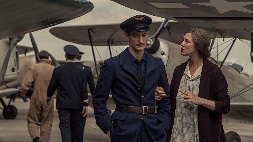 Als der Sohn in die Armee eintritt, rechnet Mama mit seinem Aufstieg zum großen Kriegshelden: Pierre Niney und Charlotte Gainsbourg.