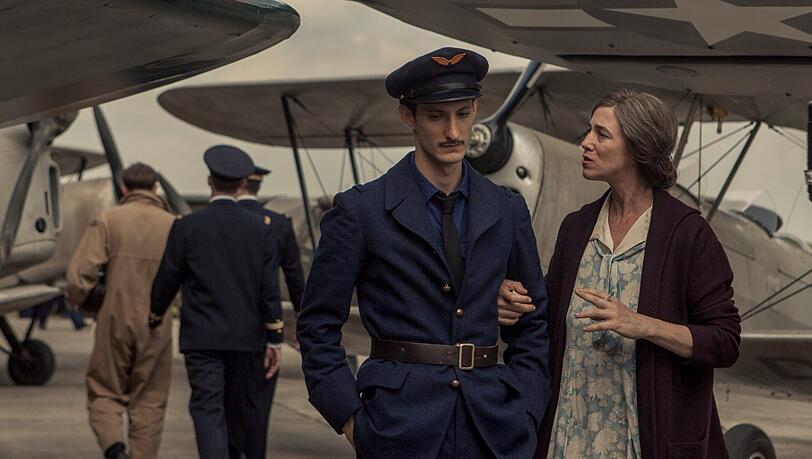Als der Sohn in die Armee eintritt, rechnet Mama mit seinem Aufstieg zum großen Kriegshelden: Pierre Niney und Charlotte Gainsbourg. Als der Sohn in die Armee eintritt, rechnet Mama mit seinem Aufstieg zum großen Kriegshelden: Pierre Niney und Charlotte Gainsbourg.
