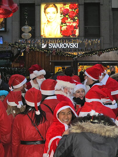 Am Marienplatz vor diesem Geschäft treffen sich werbewirksam diese Nikoläuse.