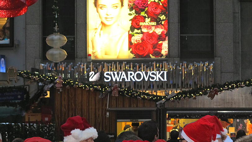 Am Marienplatz vor diesem Geschäft treffen sich werbewirksam diese Nikoläuse. Am Marienplatz vor diesem Geschäft treffen sich werbewirksam diese Nikoläuse.