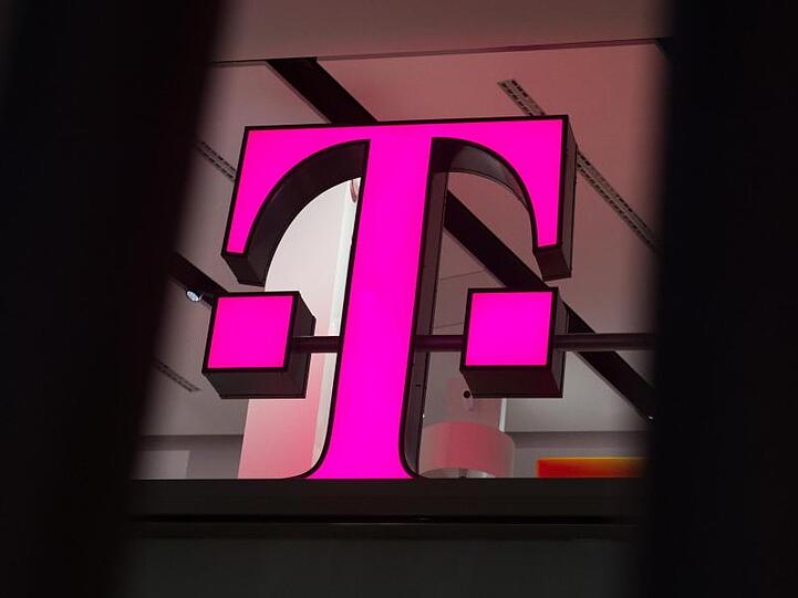 Das Logo der Deutschen Telekom steht in einer Verkaufsfiliale des Unternehmens in der Kölner Innenstadt.