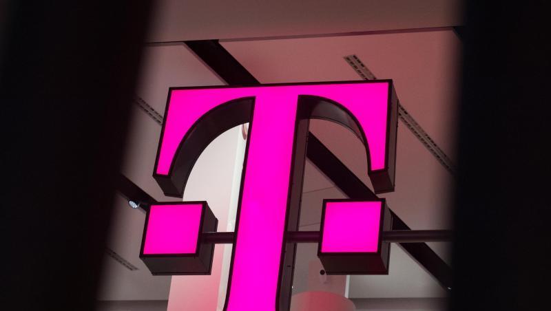 Das Logo der Deutschen Telekom steht in einer Verkaufsfiliale des Unternehmens in der Kölner Innenstadt. Das Logo der Deutschen Telekom steht in einer Verkaufsfiliale des Unternehmens in der Kölner Innenstadt.