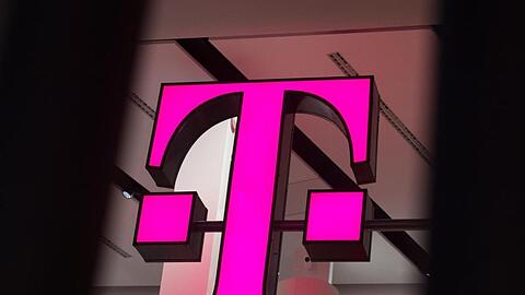 Das Logo der Deutschen Telekom steht in einer Verkaufsfiliale des Unternehmens in der Kölner Innenstadt.