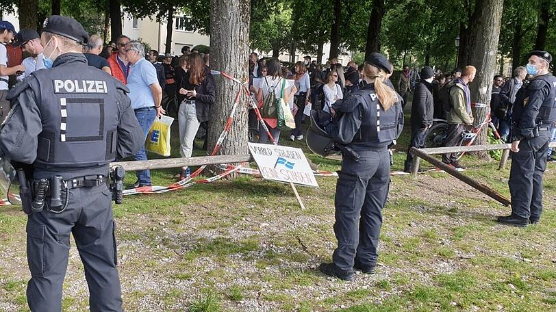 Auf der Theresienwiese verkündete unterdessen ein Redner, dass auch am nächsten Samstag "zur gleichen Zeit am selben Ort" protestiert würde.