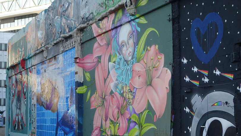 Graffiti auf alten Mauern im Werksviertel.