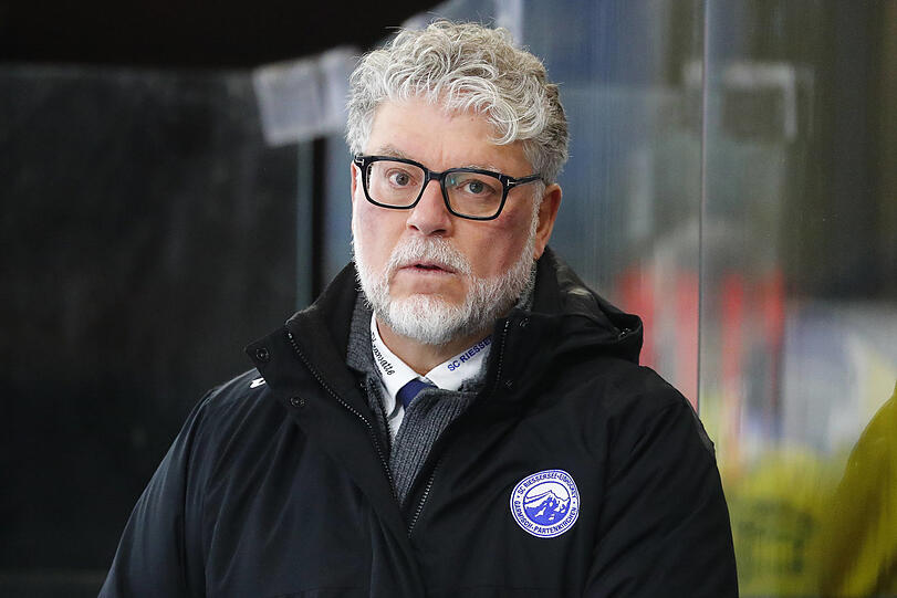 Pat Cortina führte den EHC München aus der Zweitklassigkeit anno 2010 in die DEL. Insgesamt war er sechs Jahre Trainer des Eishockeyclubs.