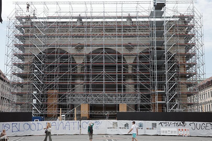 Die eingerüstete Feldherrnhalle. 12 Millionen Euro kostet die Sanierung, die bis 2028  dauern soll.