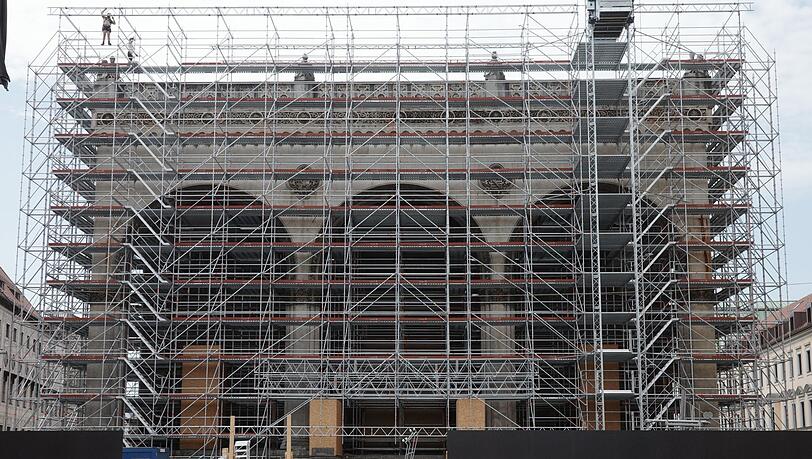 Die eingerüstete Feldherrnhalle. 12 Millionen Euro kostet die Sanierung, die bis 2028  dauern soll.
