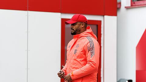 Die dicke Jacke durfte Trainer Vincent Kompany daheim lassen. Die dicke Jacke durfte Trainer Vincent Kompany daheim lassen.