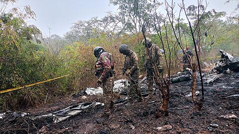 Das Flugzeug st&uuml;rzte in einer h&uuml;geligen Gegend ab.