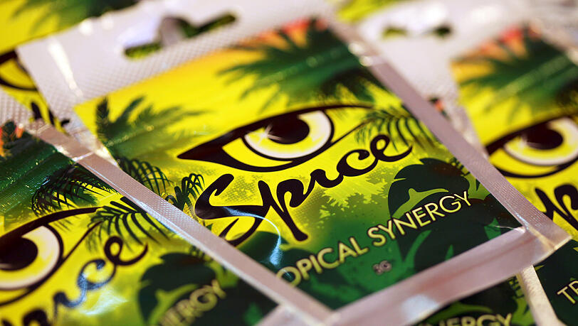 Vor mehreren Jahren verboten: Die Partydroge „Spice“ gilt als Vorläufer der Kräutermischungen. Welche von diesen "Kräutermischungen" die Jugendlichen genau zu sich genommen haben ist nicht bekannt. (Symbolbild) Vor mehreren Jahren verboten: Die Partydroge „Spice“ gilt als Vorläufer der Kräutermischungen. Welche von diesen "Kräutermischungen" die Jugendlichen genau zu sich genommen haben ist nicht bekannt. (Symbolbild)