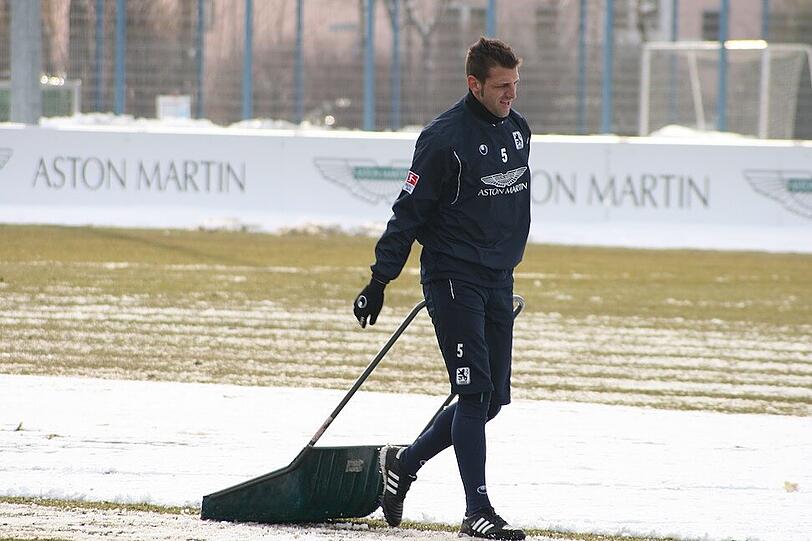 Tauwetter bei den Löwen: Am Donnerstag mussten die Sechzger an die Schneeschippe, bevor es ins Training ging. Schaufeln für den Erfolg - die Bilder von der Grünwalder.