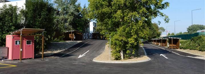 Wie ein Drive-In: Zum Sex geht es auf dem Strichplatz dann ab in die Boxengasse.