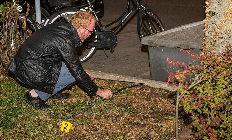 Ein Beamter der Spurensicherung vermisst den Tatort