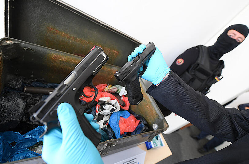 Sichergestellte Waffen des Darknet-Händlers, der sich momentan noch nicht zu den Vorwürfen der Staatsanwaltschaft äußert.