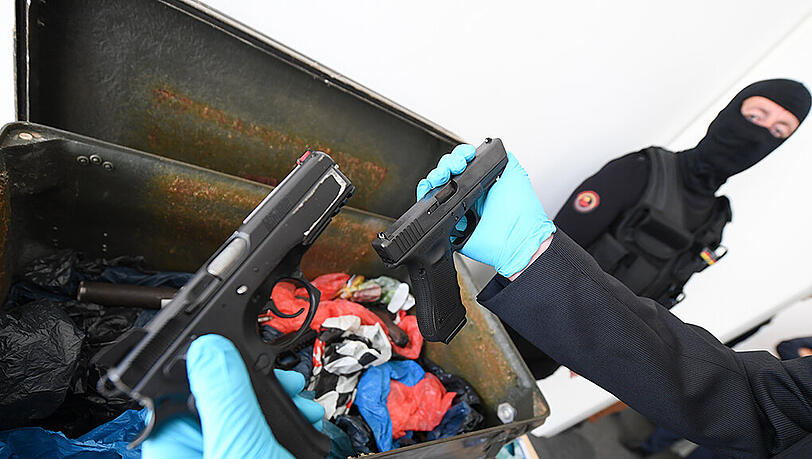 Sichergestellte Waffen des Darknet-Händlers, der sich momentan noch nicht zu den Vorwürfen der Staatsanwaltschaft äußert. Sichergestellte Waffen des Darknet-Händlers, der sich momentan noch nicht zu den Vorwürfen der Staatsanwaltschaft äußert.