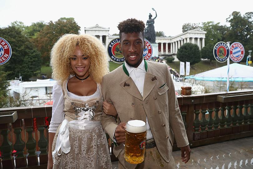 Kingsley Coman und seine Frau Sephora bei der Ankunft.