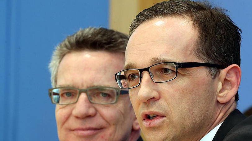 Bundesjustizminister Heiko Maas (R) und Bundesinnenminister Thomas de Maiziere während einer Pressekonferenz in Berlin.