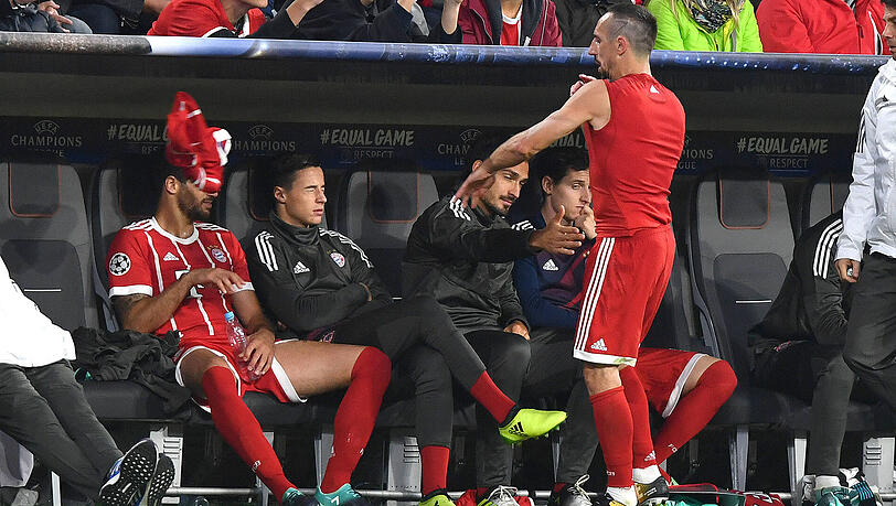 Ribéry wird in der 78. Minute ausgewechselt, feuert sein Trikot danach in Richtung Ersatzbank. Ribéry wird in der 78. Minute ausgewechselt, feuert sein Trikot danach in Richtung Ersatzbank.