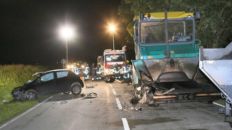 Die rechte Seite des Autos wurde komplett zerstört, laut Polizei war der Fahrer betrunken. Die Bilder vom Unfallort.