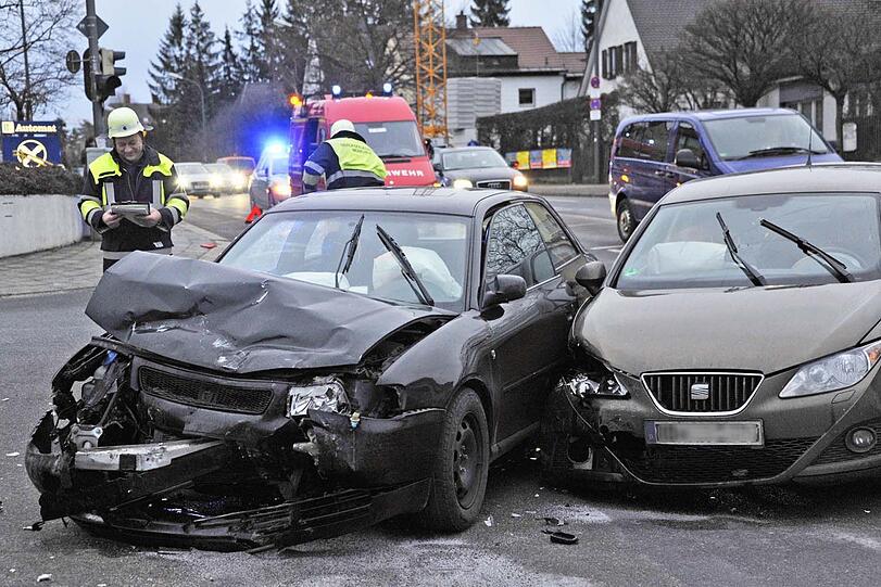 Frontalzusammenstoß an der Verdistraße: Sieben Menschen wurden leicht verletzt.