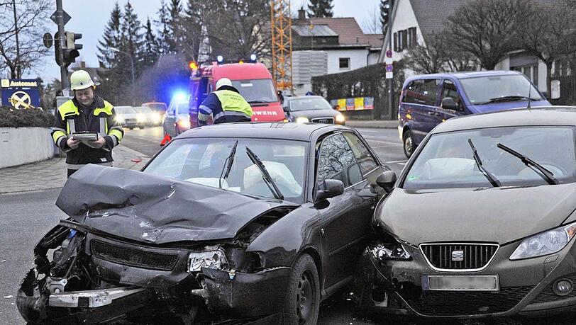 Frontalzusammenstoß an der Verdistraße: Sieben Menschen wurden leicht verletzt. Frontalzusammenstoß an der Verdistraße: Sieben Menschen wurden leicht verletzt.
