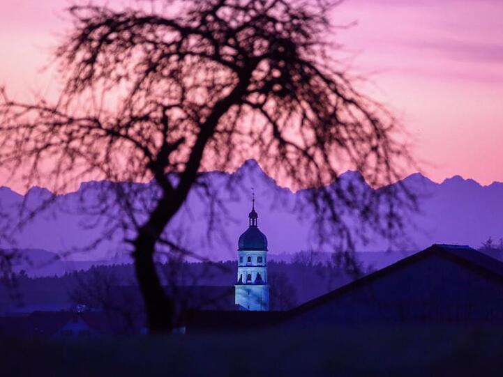 Warmes Föhnwetter in Seekirch (Bayern): Auch die über hundert Kilometer entfernten Alpen sind nicht wirklich weiß.
