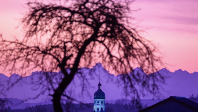 Warmes Föhnwetter in Seekirch (Bayern): Auch die über hundert Kilometer entfernten Alpen sind nicht wirklich weiß. Warmes Föhnwetter in Seekirch (Bayern): Auch die über hundert Kilometer entfernten Alpen sind nicht wirklich weiß.