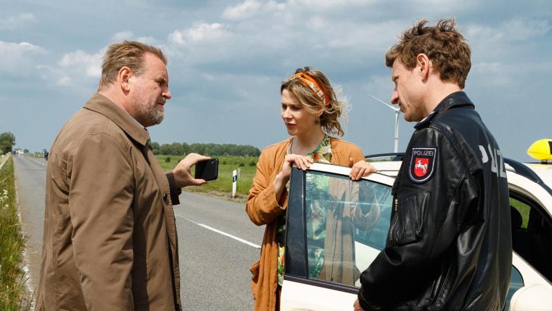 Kommissar Brockhorst (Felix Vörtler, l) und Henk Cassens (Maxim Mehmet, r) stoppen Susanne Bock (Katrin Röver) auf der Straße. Kommissar Brockhorst (Felix Vörtler, l) und Henk Cassens (Maxim Mehmet, r) stoppen Susanne Bock (Katrin Röver) auf der Straße.