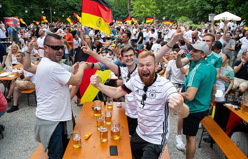 Riesenbegeisterung im Biergarten Hirschau nach dem 4:2.