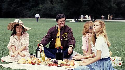 Der Monaco Franze beim Picknick im Englischen Garten - natürlich in Begleitung mehrerer Fräulein.