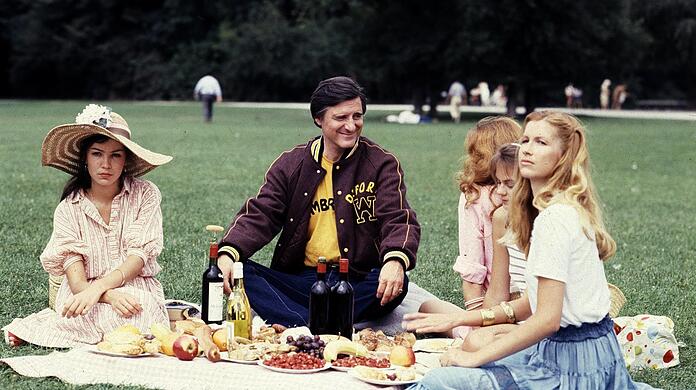 Der Monaco Franze beim Picknick im Englischen Garten - natürlich in Begleitung mehrerer Fräulein.
